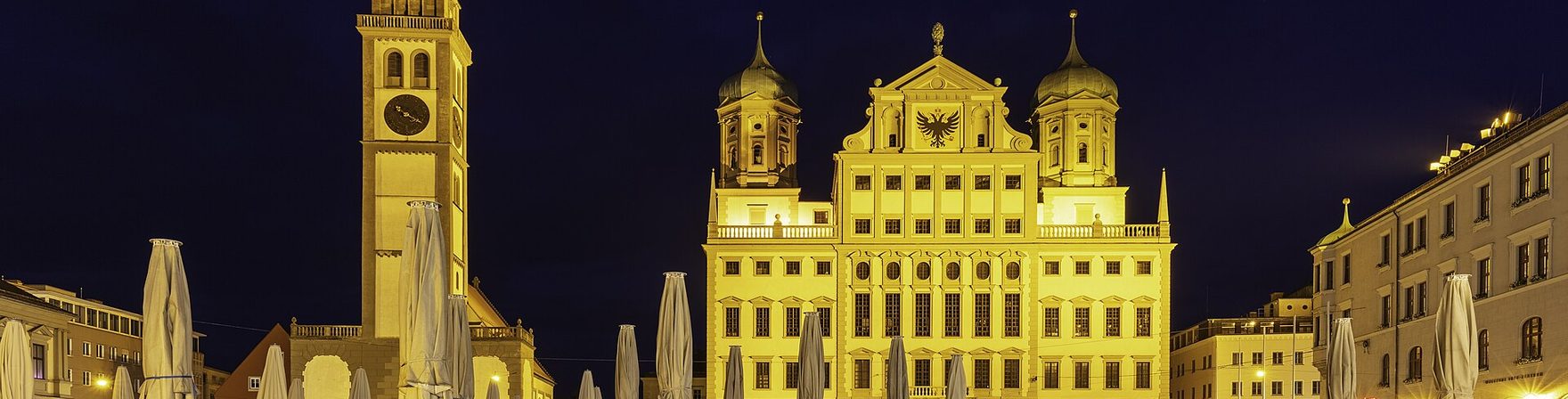 Der Rathausplatz in Augsburg am Abend