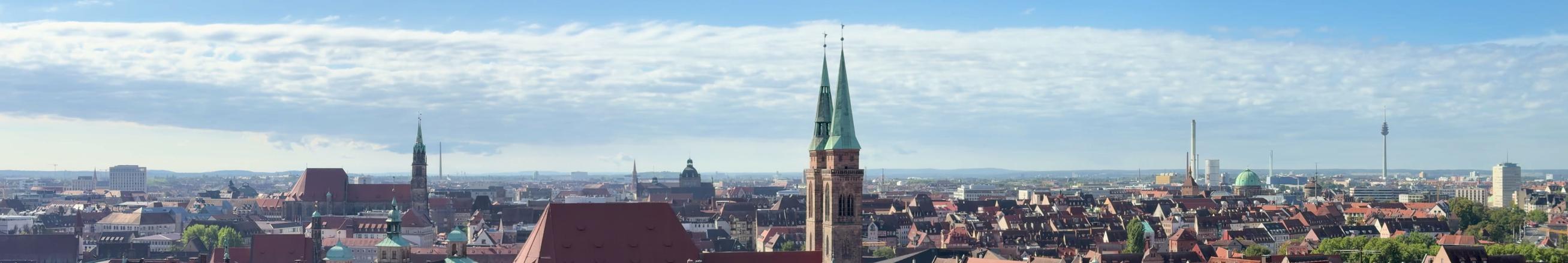 Blick von der Nürnberger Burg über die Dächer der Altstadt, in der Mitte die Türme von St. Sebald