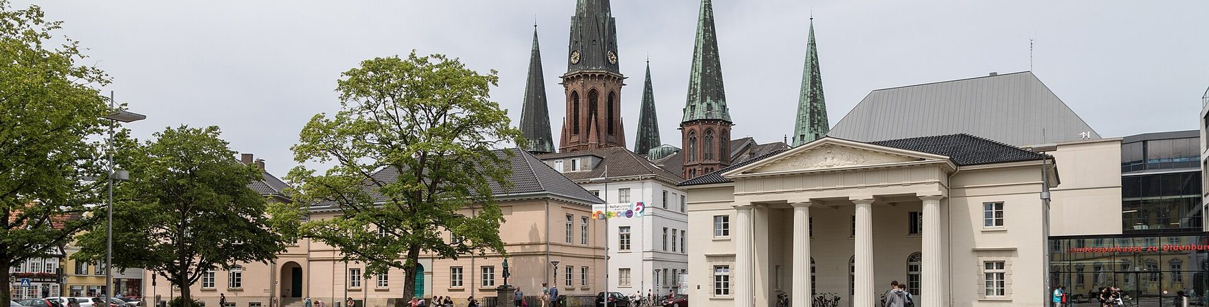 Der Schlossplatz in Oldenburg mit Lambertikirche und Wache