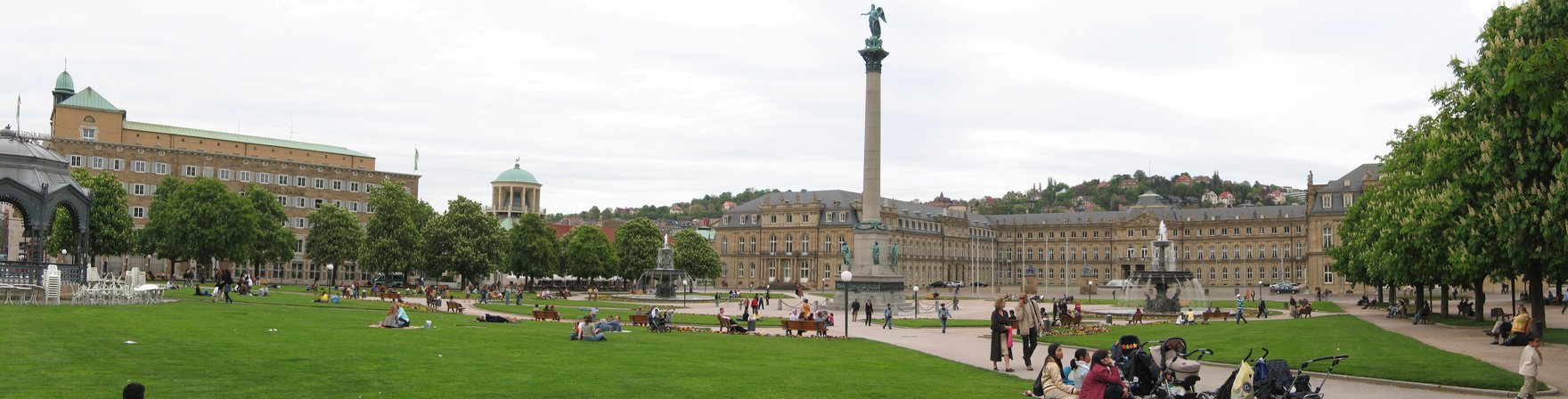 Der Schlossplatz in Stuttgart mit der Jubiläumssäule, dahinter das Neue Schloss
